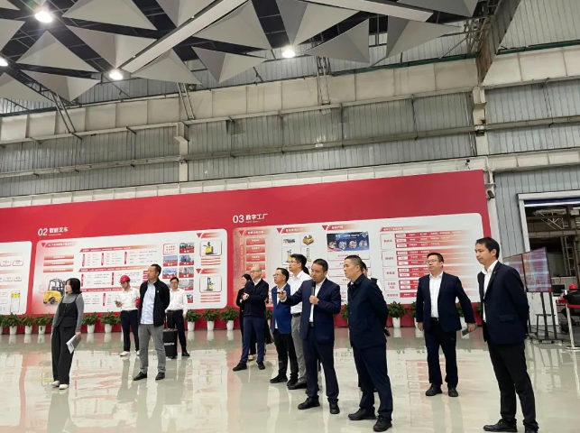 長(zhǎng)沙經(jīng)開區(qū)黨工委委員、管委會(huì)副主任賴?yán)っ饕恍凶咴L調(diào)研三一機(jī)器人